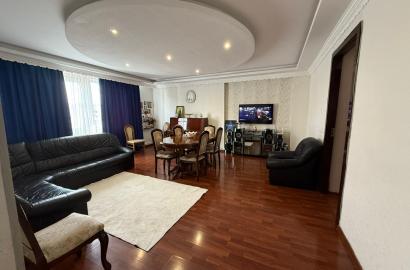 продается квартира с новым ремонтом 4-комнаты